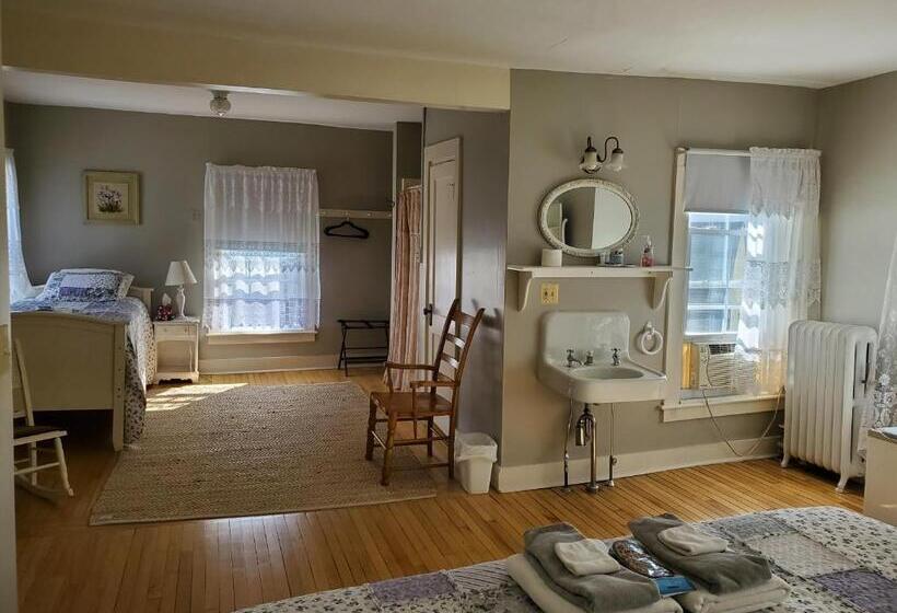 جناح عائلي, The Cornish Inn