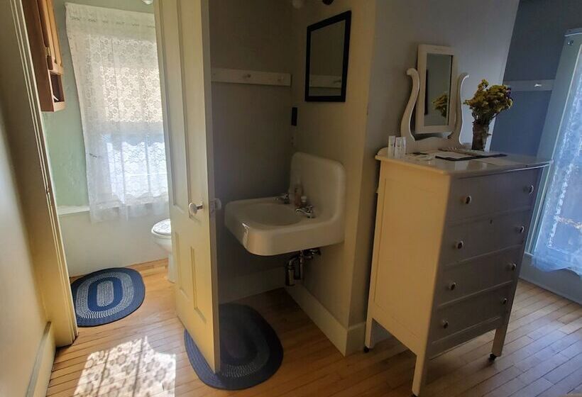 غرفة قياسية, The Cornish Inn