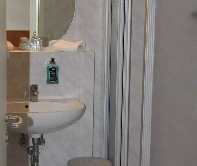 اتاق استاندارد یک نفره, Filmhotel Lili Marleen