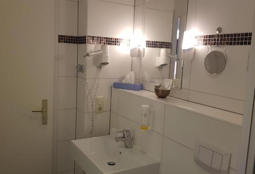 标准单人间, Amber Altstadt