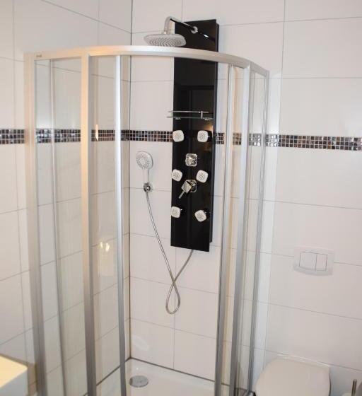 标准单人间, Amber Altstadt