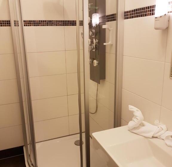 标准单人间, Amber Altstadt