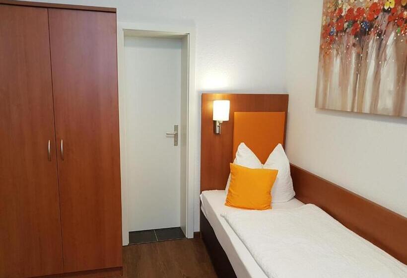 标准单人间, Amber Altstadt