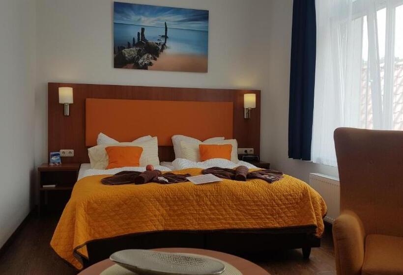 标准间, Amber Altstadt