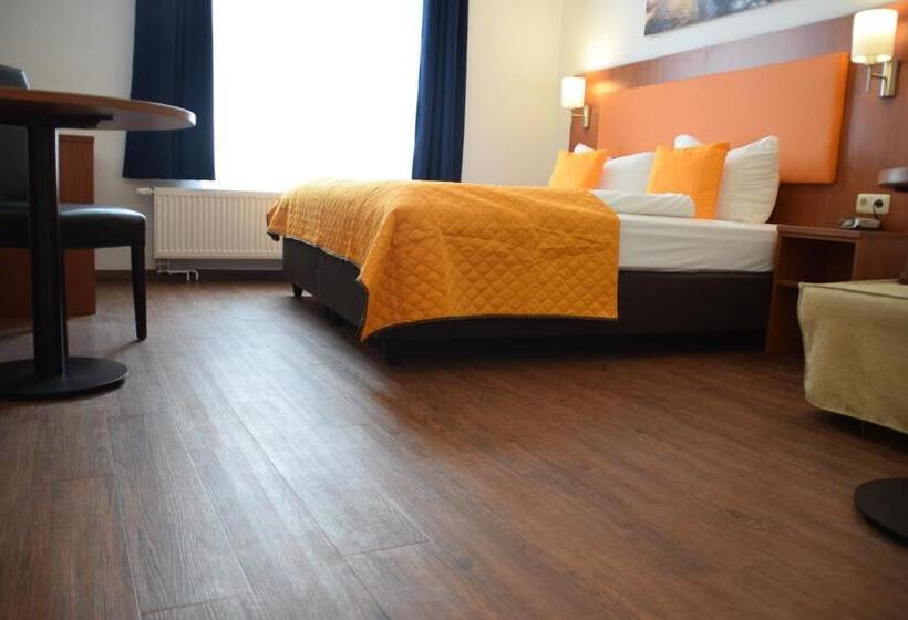 标准间, Amber Altstadt