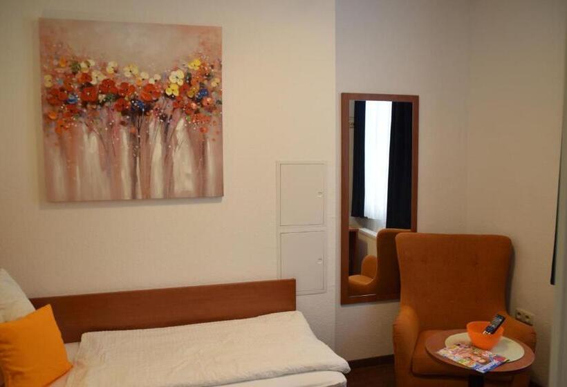 标准单人间, Amber Altstadt