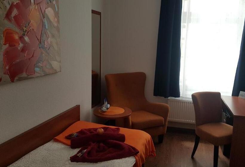 标准单人间, Amber Altstadt