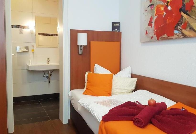 标准单人间, Amber Altstadt