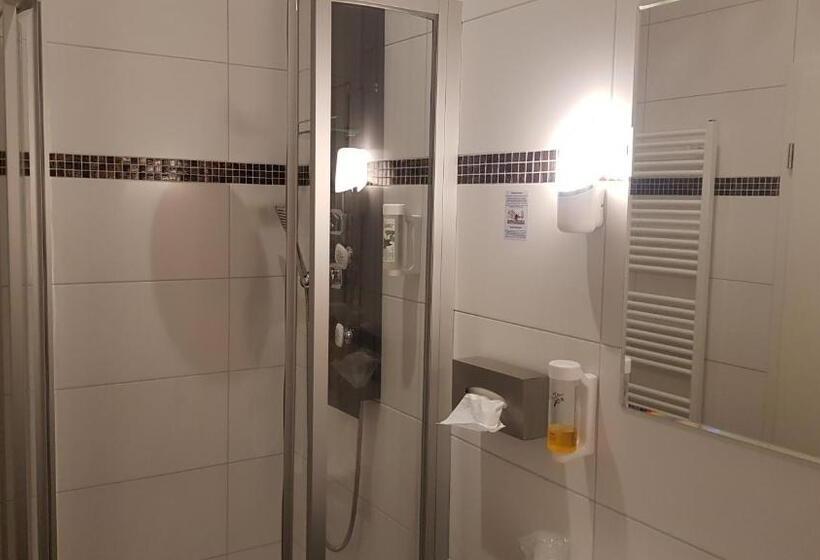 标准单人间, Amber Altstadt