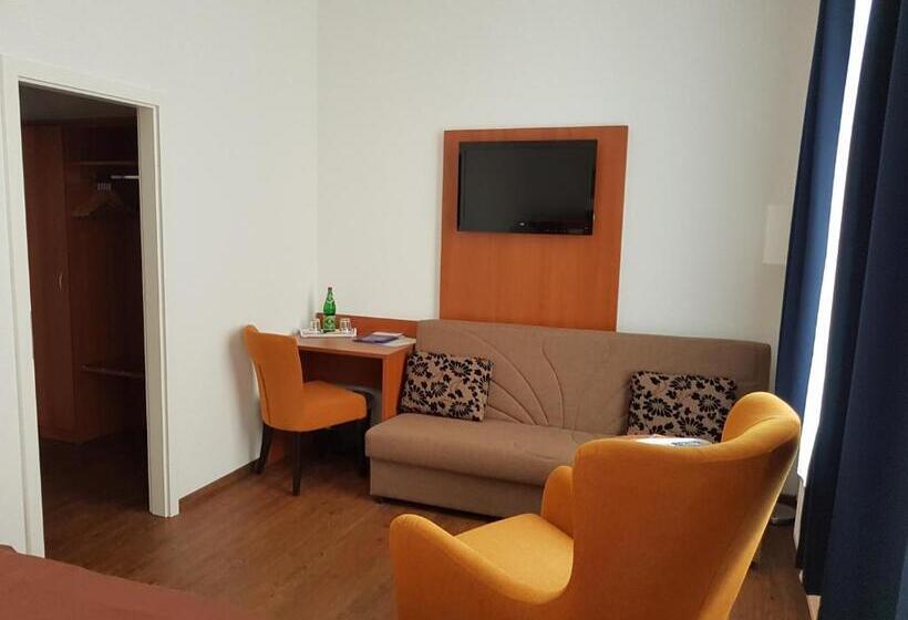 标准间, Amber Altstadt