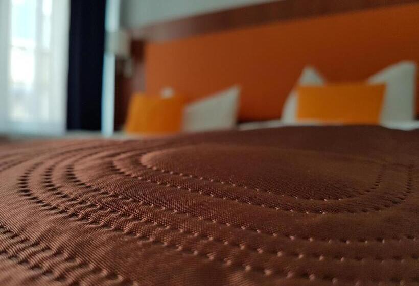 标准间, Amber Altstadt