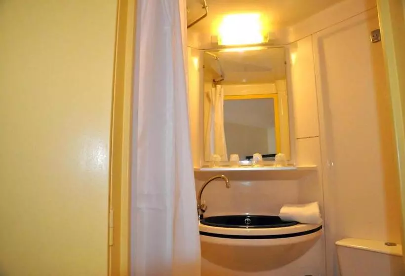 اتاق استاندارد با تخت‌های تاشو, Ibis Budget Rennes Cesson