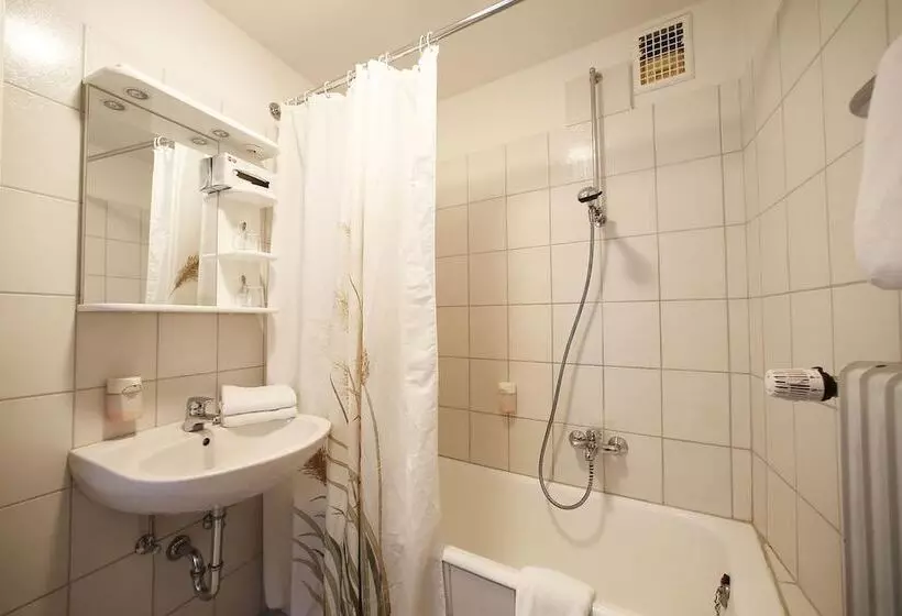 Standard Kolmen Hengen Huone, Lüttje Burg