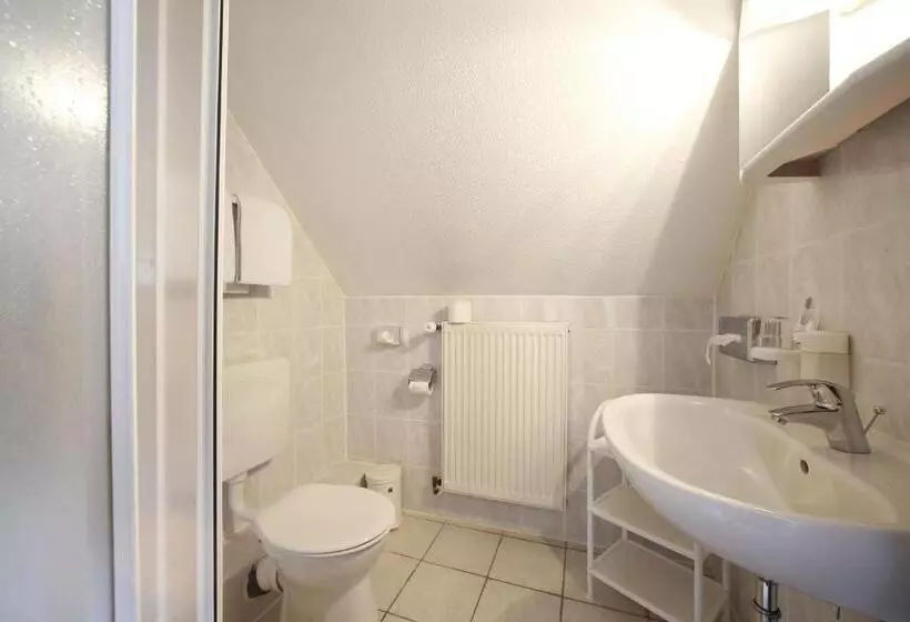 Standard Kolmen Hengen Huone, Lüttje Burg