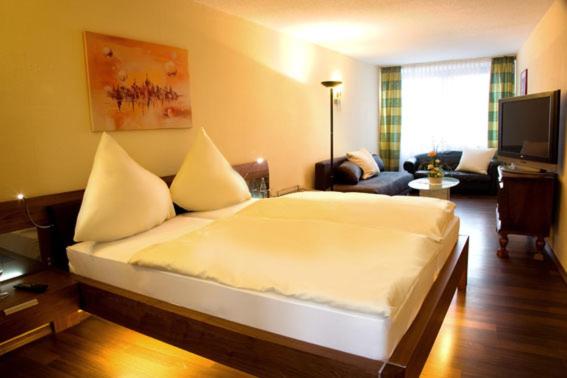 جناح جونيور, Haus Krone