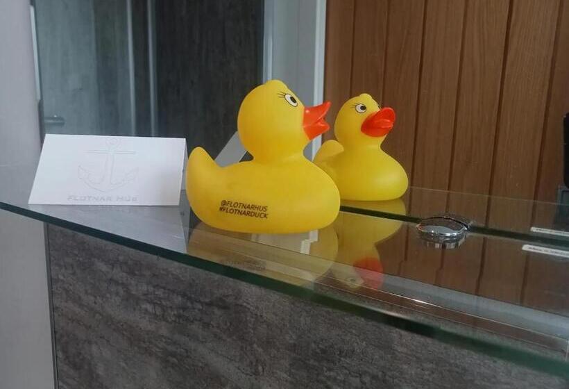 غرفة قياسية مطلّة علي البحر, Flotnar Hús   Ensuite Rooms