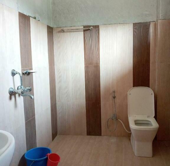 اتاق استاندارد سه نفره, Tara Guesthouse   Sauraha,chitwan