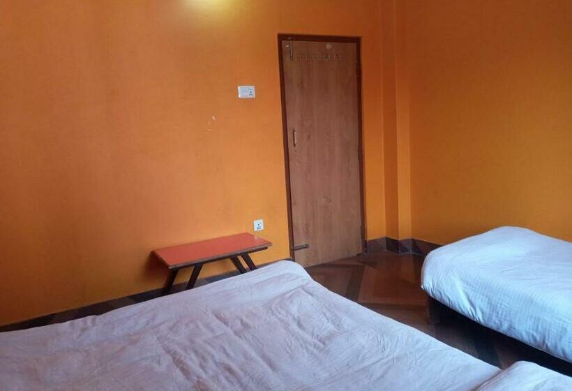 اتاق استاندارد سه نفره, Tara Guesthouse   Sauraha,chitwan