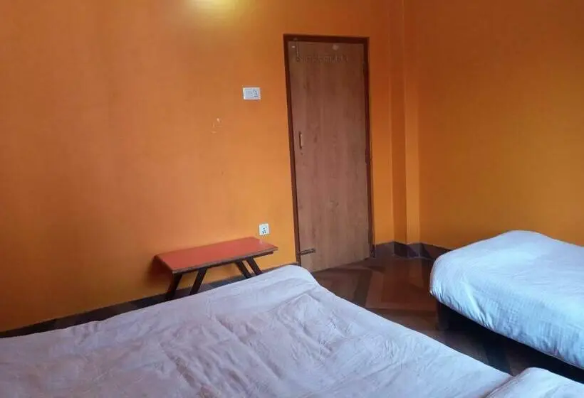اتاق استاندارد سه نفره, Tara Guesthouse   Sauraha,chitwan