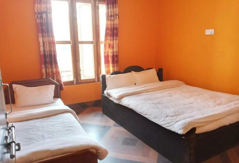 اتاق استاندارد سه نفره, Tara Guesthouse   Sauraha,chitwan