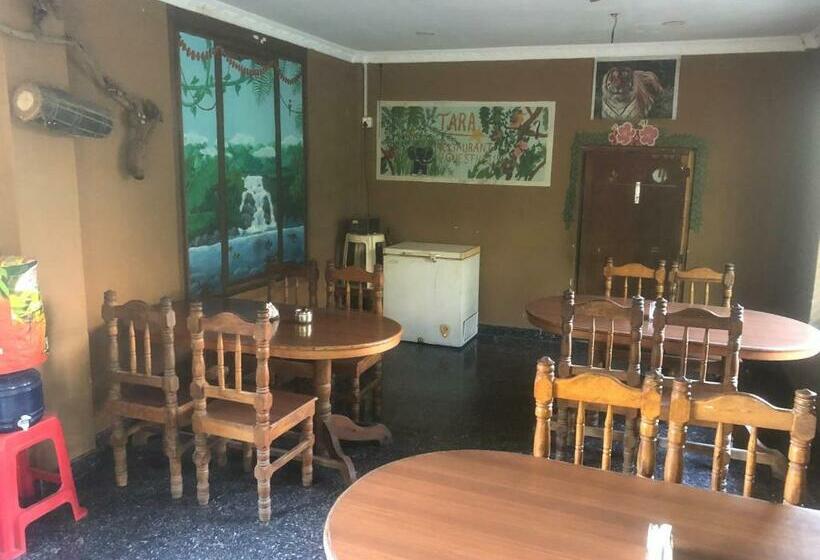 اتاق استاندارد سه نفره, Tara Guesthouse   Sauraha,chitwan