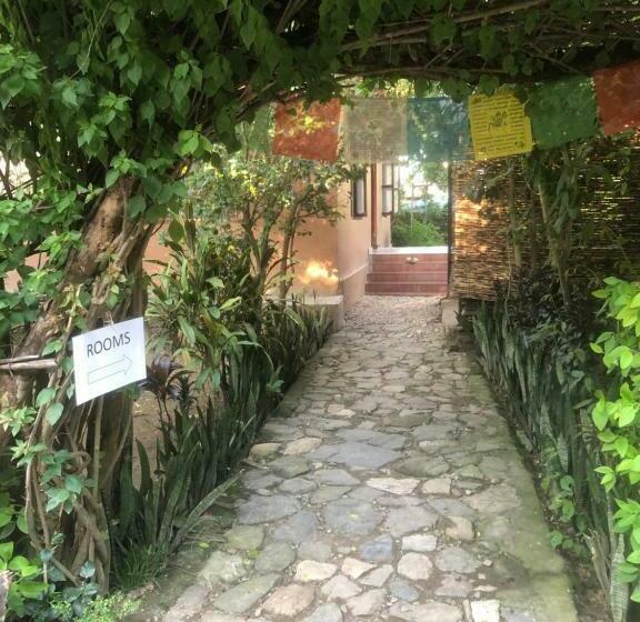 اتاق استاندارد سه نفره, Tara Guesthouse   Sauraha,chitwan