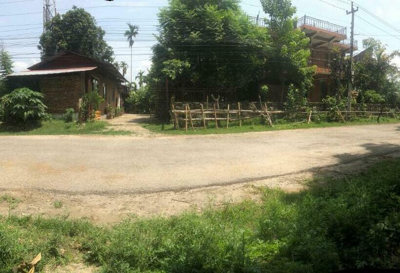 اتاق استاندارد سه نفره, Tara Guesthouse   Sauraha,chitwan