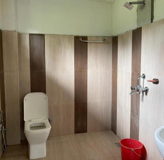 اتاق استاندارد سه نفره, Tara Guesthouse   Sauraha,chitwan