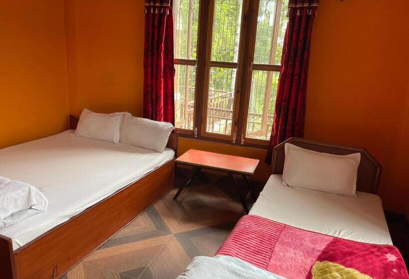 اتاق استاندارد سه نفره, Tara Guesthouse   Sauraha,chitwan