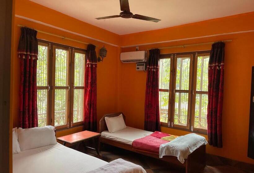 اتاق استاندارد سه نفره, Tara Guesthouse   Sauraha,chitwan