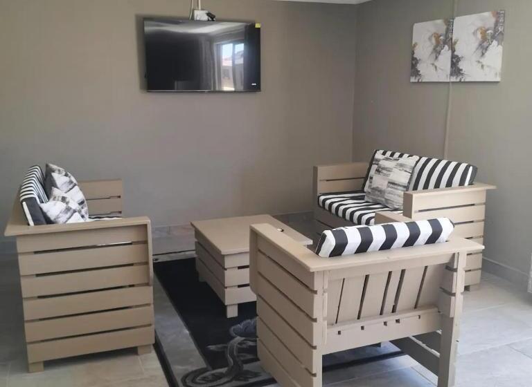 デラックススイート, Mourice Lodge