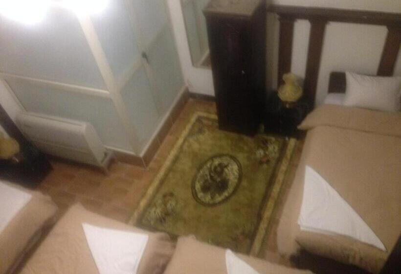 اتاق استاندارد سه نفره, Cecilia Hostel