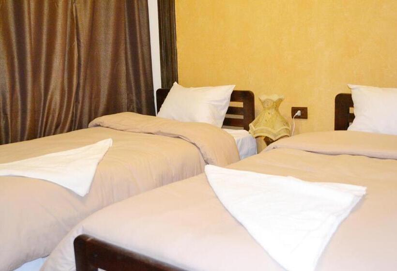 اتاق استاندارد با سرویس بهداشتی مشترک, Cecilia Hostel