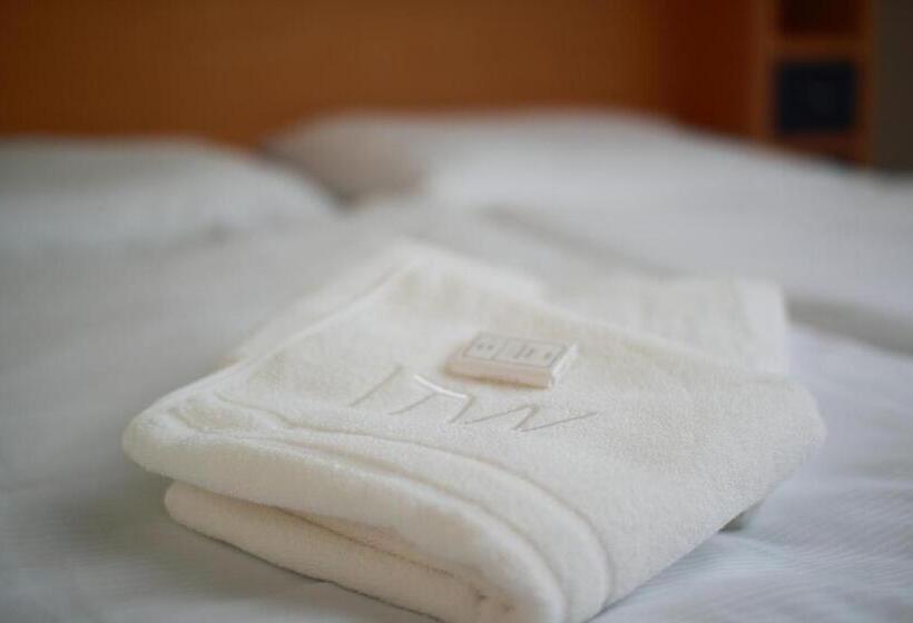 غرفة قياسية رباعية, Itvv