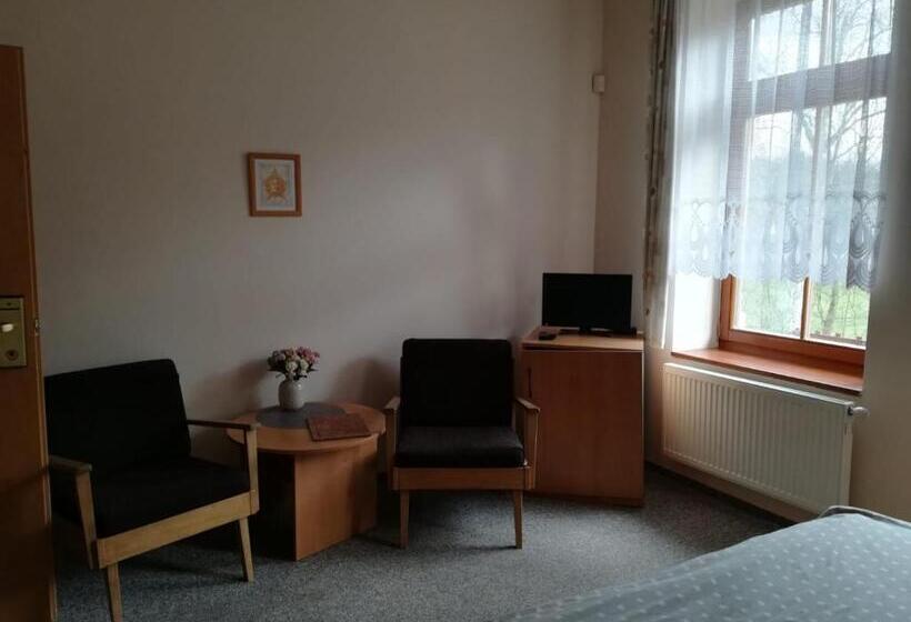 标准三人间, Kralicek