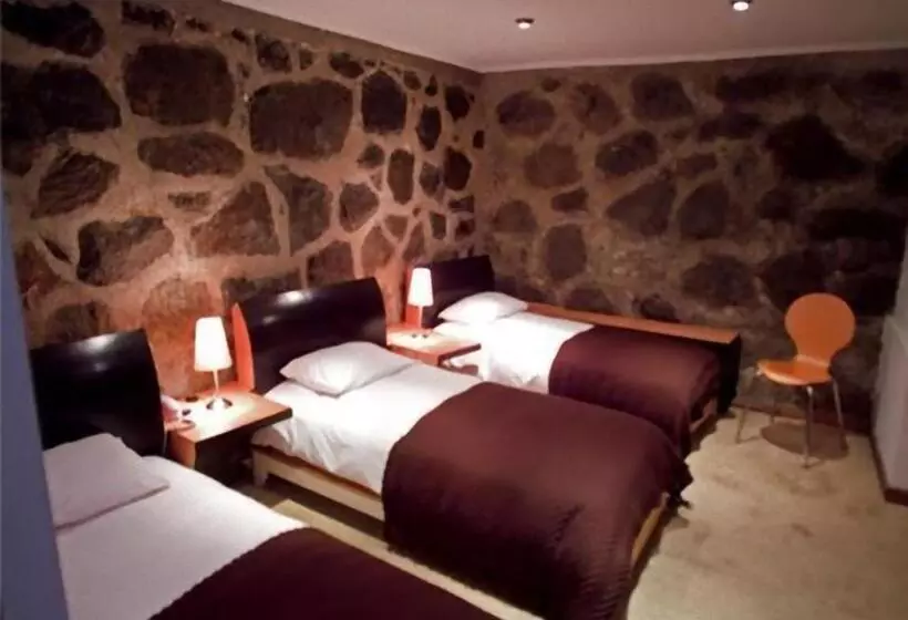 Economy Triple Room, Latitud 33 Sur