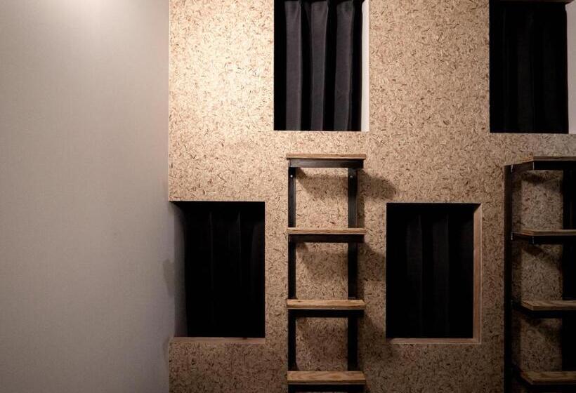 سرير فى غرفة مشتركه, Bench