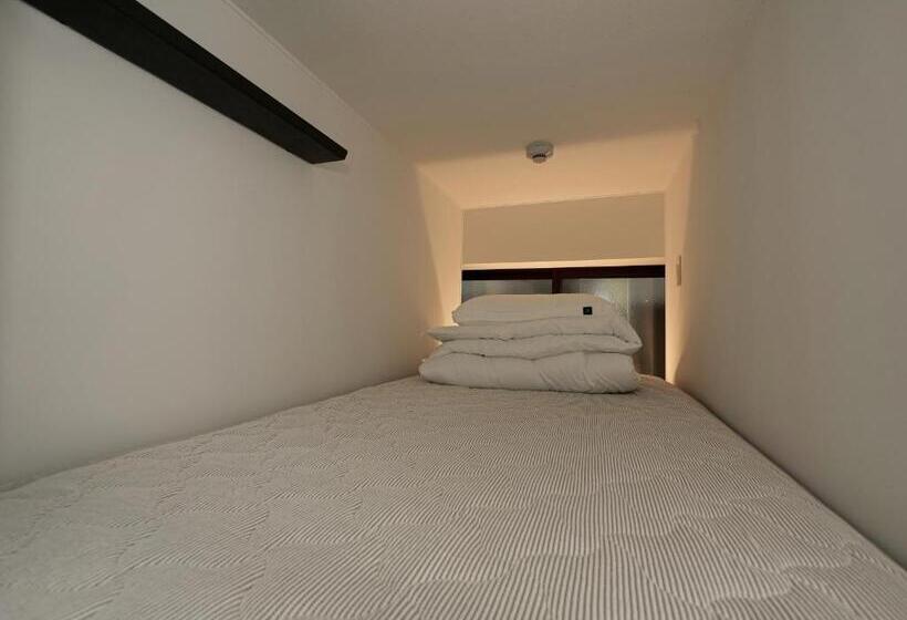 سرير فى غرفة مشتركه, Bench