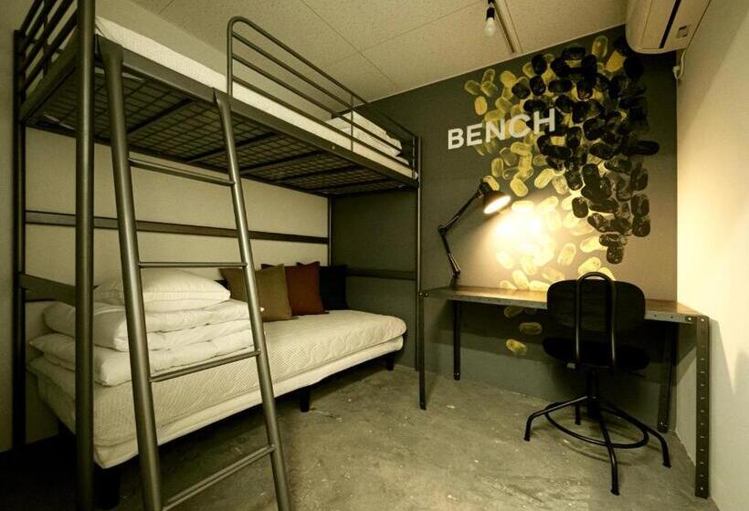 غرفة قياسية, Bench