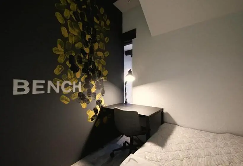 バス共有のスタンダードルーム, Bench