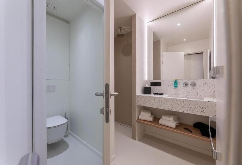 家庭套房, The Cornr