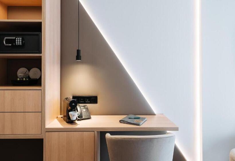 家庭套房, The Cornr