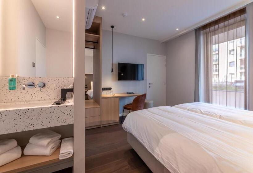 家庭套房, The Cornr