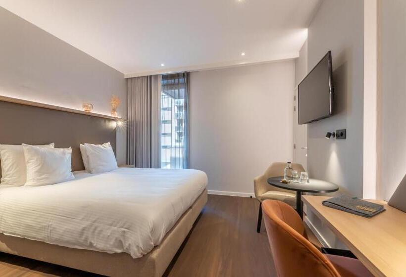 家庭套房, The Cornr