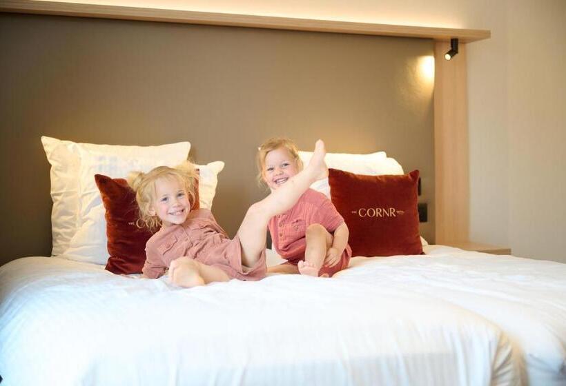 家庭套房, The Cornr