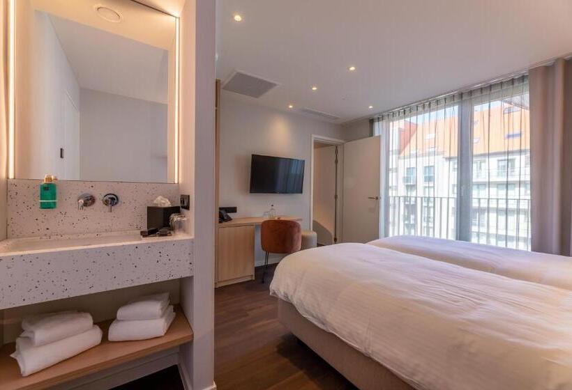 家庭套房, The Cornr