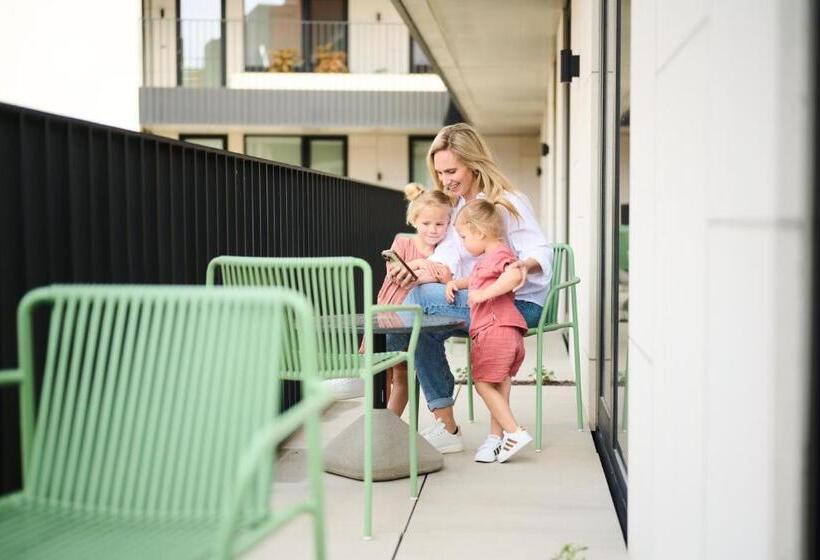 家庭套房, The Cornr