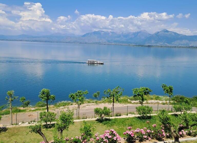 اتاق خانوادگی, Xhuli Guesthouse