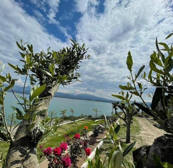 اتاق استاندارد سه نفره, Xhuli Guesthouse