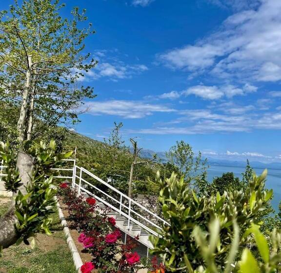 اتاق استاندارد سه نفره, Xhuli Guesthouse